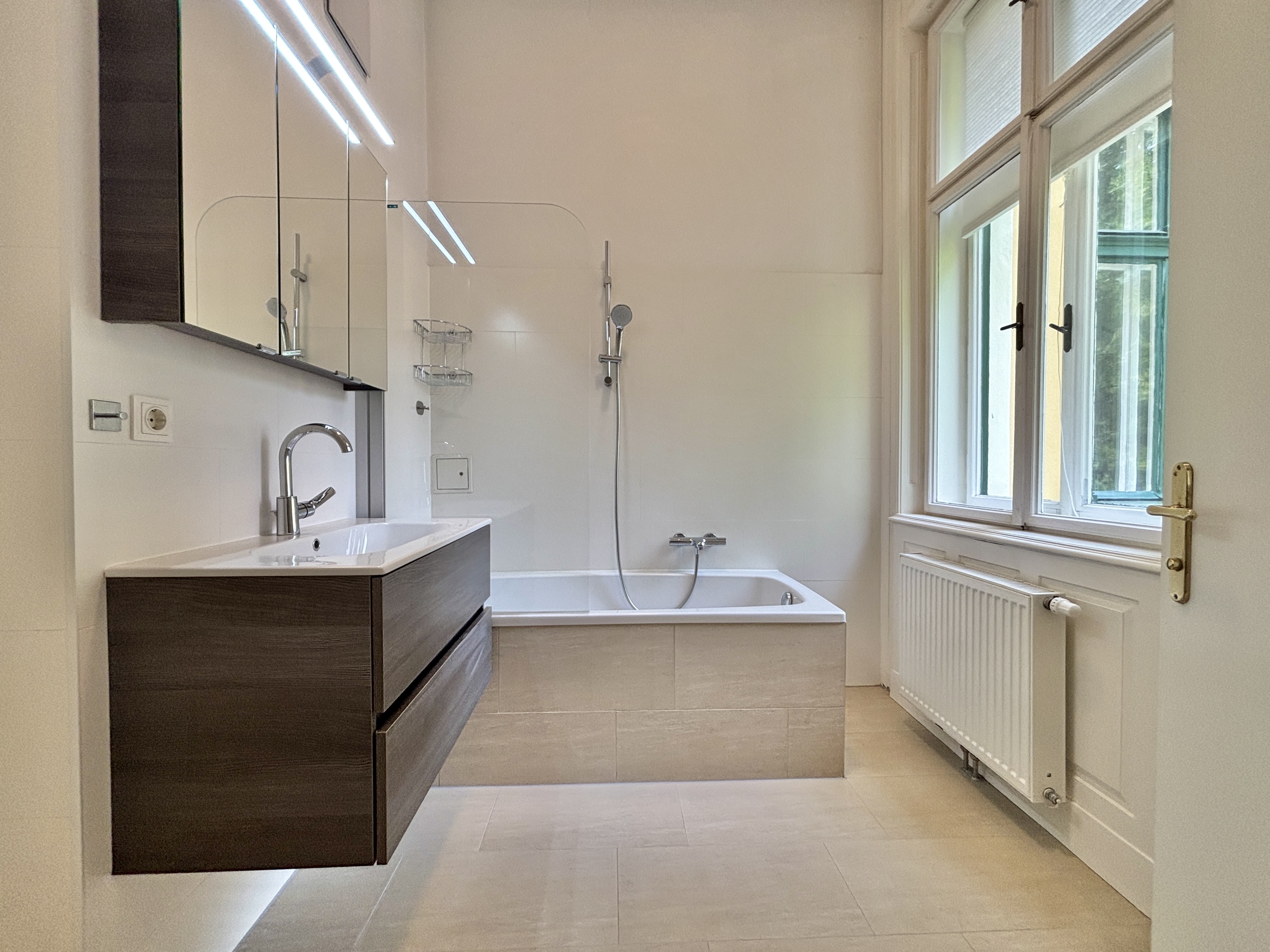  Dachterrasse mit Blick auf die Burgruine Rauhenstein | Stellpltze verfgbar I freier Mietzins I  /  / 2500 Baden / Bild 5