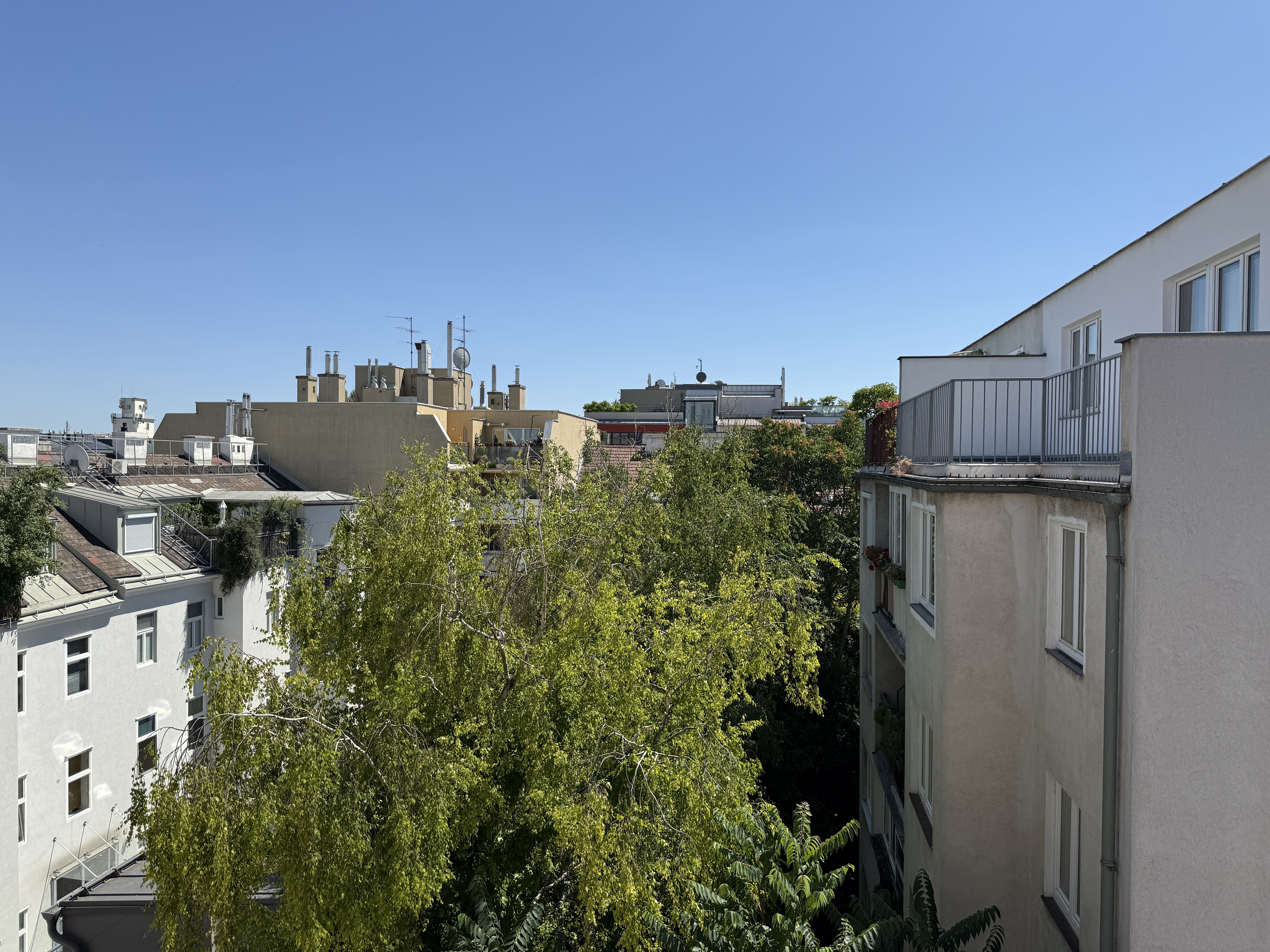 Erstbezug nach Kernsanierung I Balkon I Fußbodenheizung I Luftwärmepumpe inkl. Kühlung I 3fach Verglasung mit Außenjalousien I Schlüsselfertig