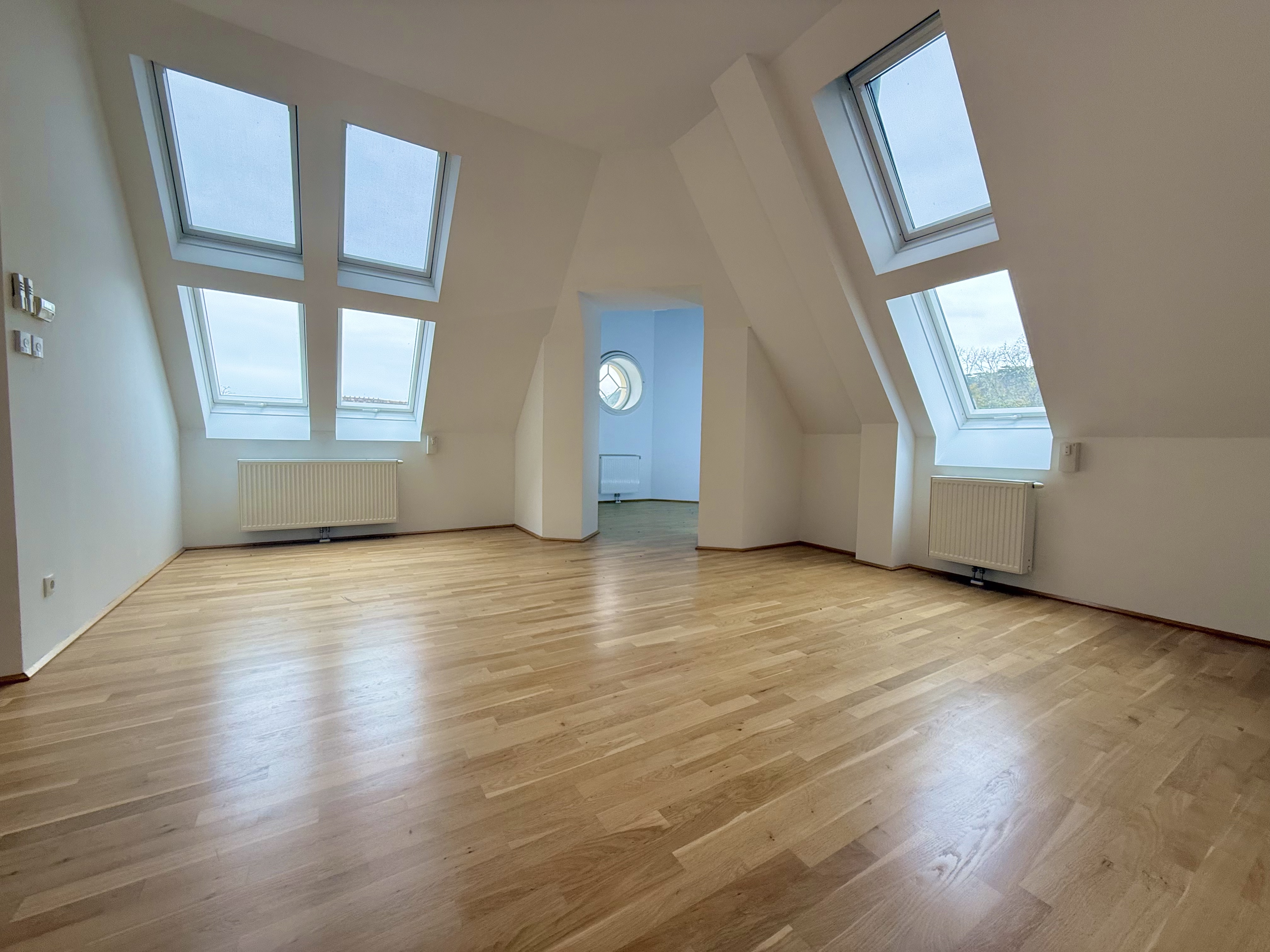 Dachgeschoss-Turm-Wohnung mit 5 Meter Raumhhe | ca. 2.000 m Garten zur allgemeinen Nutzung I freie Mietzinsbildung I 